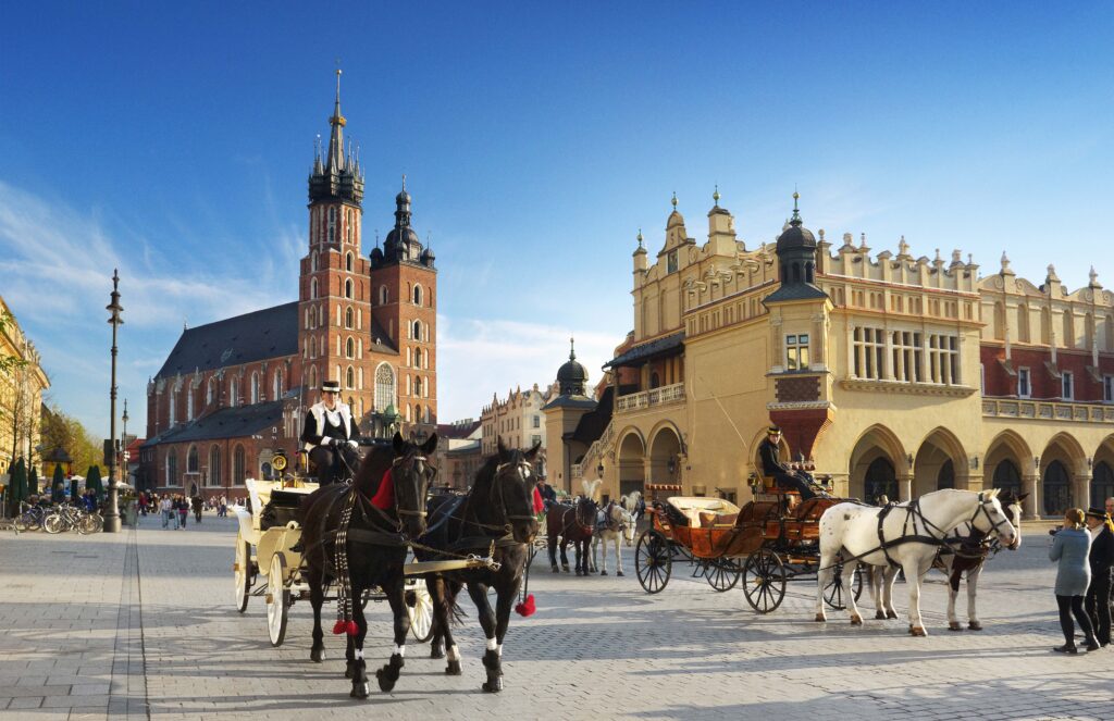 Cracovia - carruajes de caballos en la plaza del mercado